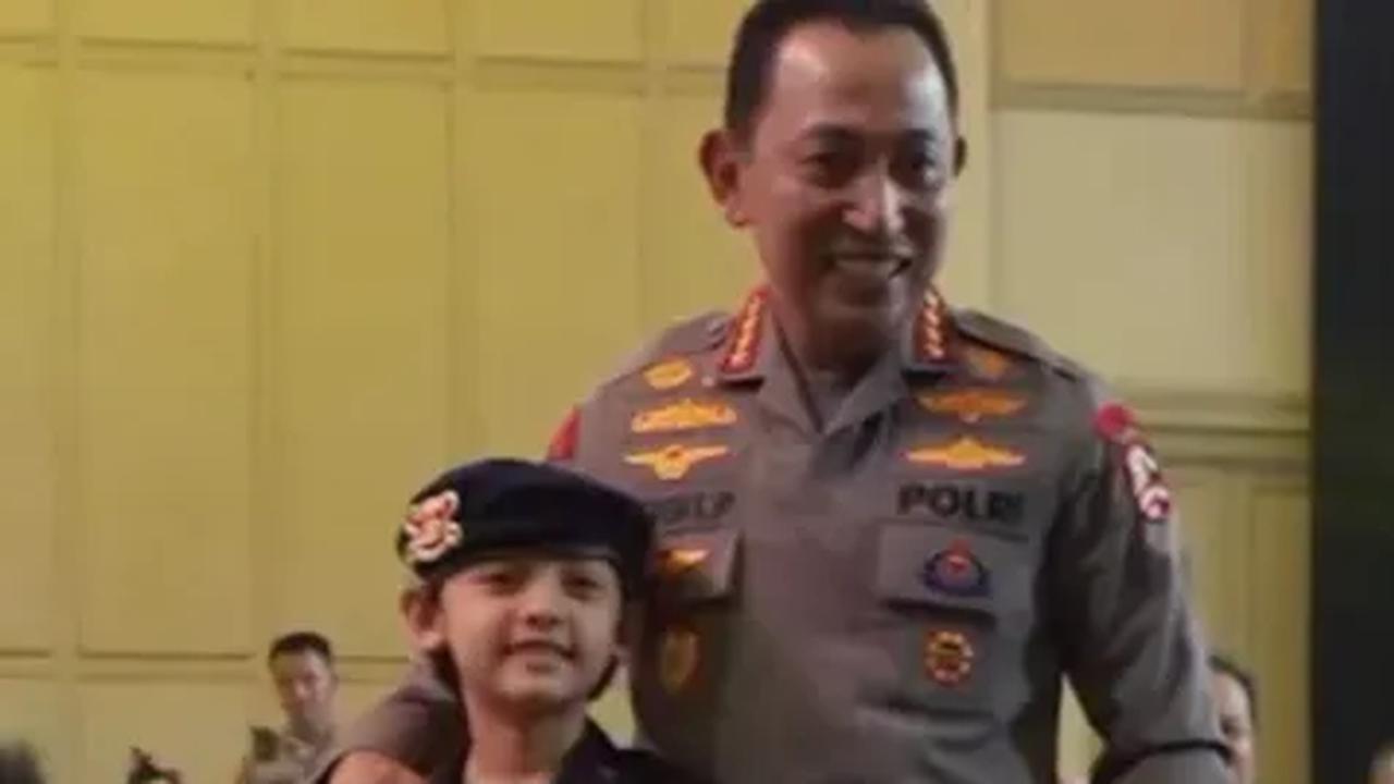 Pada acara penyerahan penghargaan Hoegeng Award 2023, sosok cicit Jenderal Hoegeng jadi sorotan. Ia adalah Anantasena Ramaputra Hoegeng. Ia hadir untuk memberi penghormatan kepada Kapolri Listyo Sigit Prabowo.