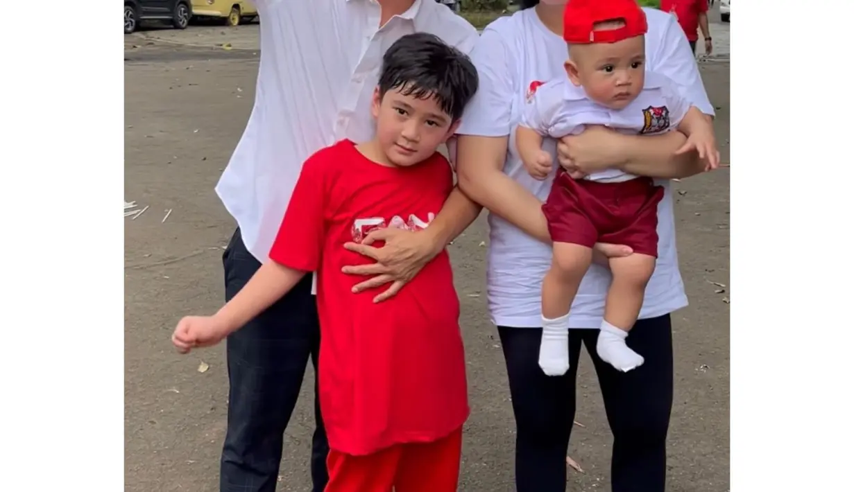Rayakan Agustusan, Raffi Ahmad dan Nagita Slavina tampil kece dalam balutan kaos putih dan celana hitam. Sementara Rafathar tampil mengenakan kaos dan celana pendek merah, dan  Rayyanza mengenakan seragam SD. (Instagram/ raffinagita1717).