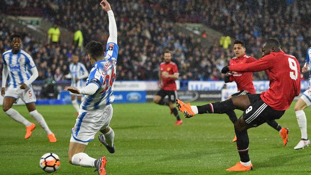 Manchester United Tundukkan Huddersfield Town