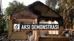 Petugas PPSU mulai membersihkan pos polisi yang di rusak dan dibakar oleh massa saat demo dua hari lalu.