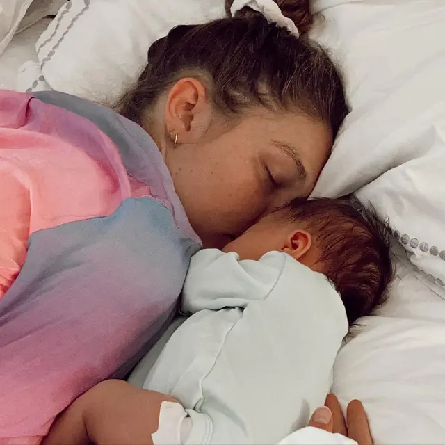 Gigi Hadid berfoto bersama putrinya, Khai. (Foto: Instagram/gigihadid)