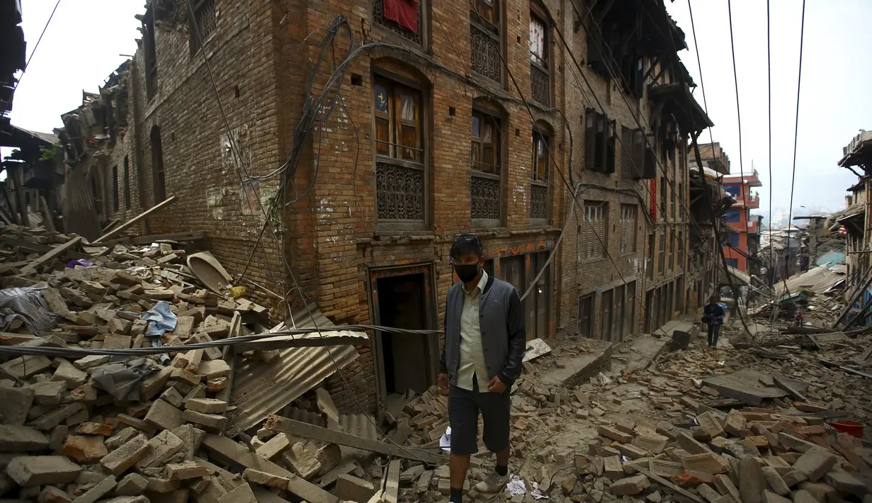 Ratusan bangunan porak poranda dihantam gempa berkekuatan 7,8 skala Richter, Nepal, Minggu (26/4/2015). Dikabarkan sekitar 500 orang lebih tewas dalam peristiwa tersebut (Reuters/Navesh Chitrakar)