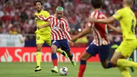 Gelandang Villarreal Daniel Parejo (kiri) menantang pemain depan Atletico Madrid Antoine Griezmann pada lanjutan Liga Spanyol 2022/2023 di Stadion Wanda Metropolitano, Madrid, Senin (22/8/2022) dini hari WIB. Atletico Madrid menelan kekalahan kandang kala menjamu Villarreal dengan skor 0-2. (Photo by Thomas COEX / AFP)