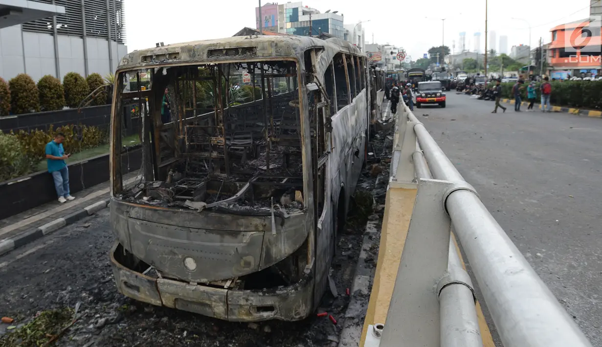 Bangkai kendaraan operasional polisi usai bentrok massa di Kawasan Slipi, Jakarta, Rabu (22/5/2019). Kendaraan tersebut dibakar oleh massa pendemo yang menolak hasil keputusan Komisi Pemilihan Umum (KPU) pada Pilpres 2019. (merdeka.com/Imam Buhori)