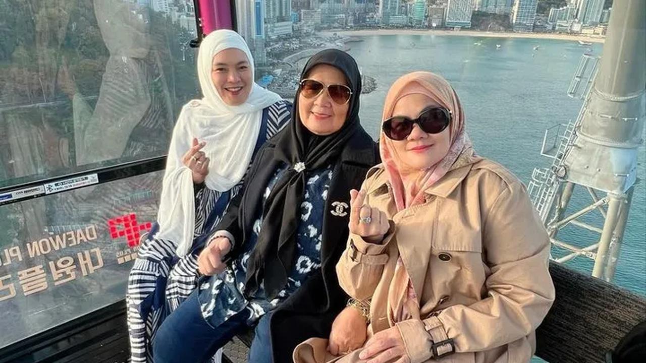 Potret Titi Kamal liburan ke Korea Selatan bersama sang ibunda langsung mencuri perhatian rekan artis.  Salah satunya Sandra Dewi.<br>