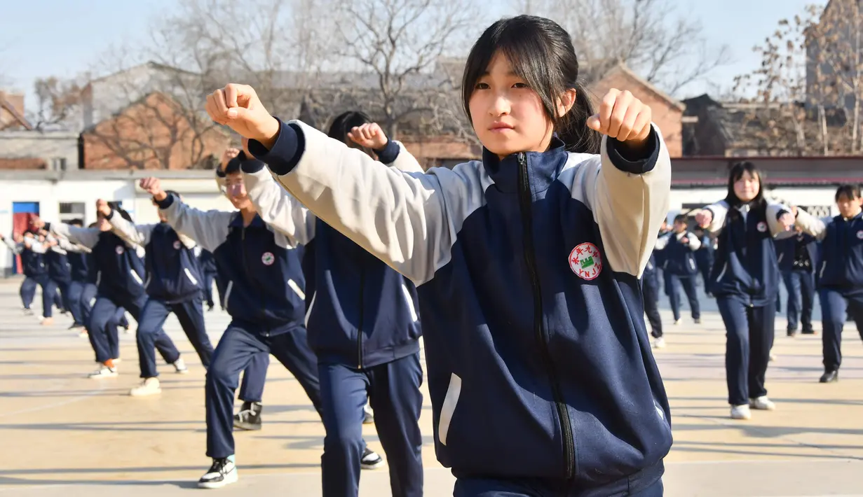 Para siswa sekolah menengah berlatih Taichi atau Taijiquan di Distrik Yongnian, Kota Handan, Provinsi Hebei, China utara, pada 16 Desember 2020. Masuknya Tai Chi menandai bahwa China kini memiliki 42 warisan budaya takbenda UNESCO dalam daftar tersebut, peringkat pertama di dunia. (Xinhua)