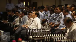 Menko Polhukam Luhut Pandjaitan dan Menkumham Yasonna Laoly menghadiri acara pengarahan kepada kepala lembaga pemasyarakat (Kalapas) dan kepala rumah tahanan (Karutan) di Graha Pengayoman, Kemenkumham, Jakarta, Selasa (5/4). (Liputan6.com/Faizal Fanani)