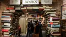 Orang-orang berbelanja di dalam toko Harry Potter Terbesar di Dunia saat resmi dibuka di New York City, Kamis (3/6/2021). Pengunjung bisa menjelajahi 15 area dengan tema berbeda, produk eksklusif, serta elemen interaktif yang mengingatkan pada dunia sihir Harry Potter. (Angela Weiss / AFP)
