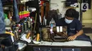 Penjahit menjahit bahan di Nyoel Jeans co, Jakarta, Jumat (22/10/2021). Harga kapas acuan dunia berhasil melesat hingga level tertingginya dalam satu dekade terakhir karena beberapa faktor yang mempengaruhinya. (Liputan6.com/Faizal Fanani)