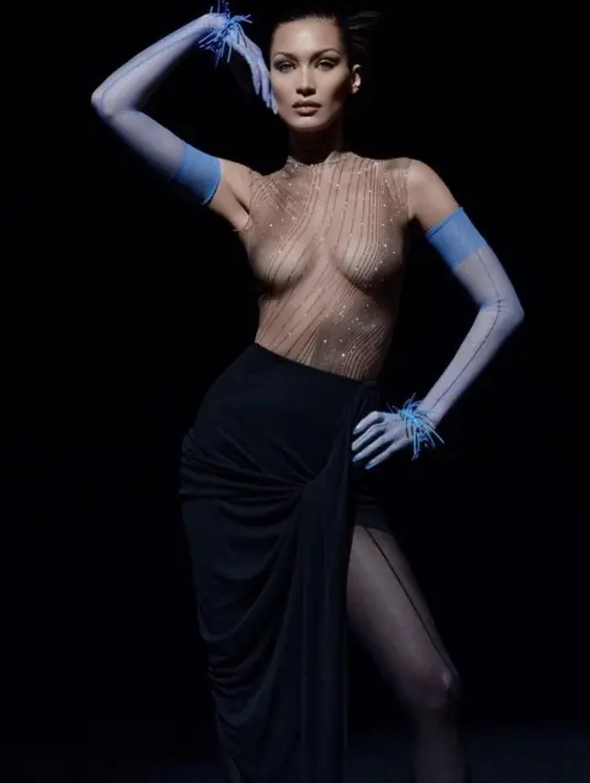 Bella juga tampak penuh pernyataan saat tampil membintangi Mugler. [Foto: Instagram/ Bella Hadid]