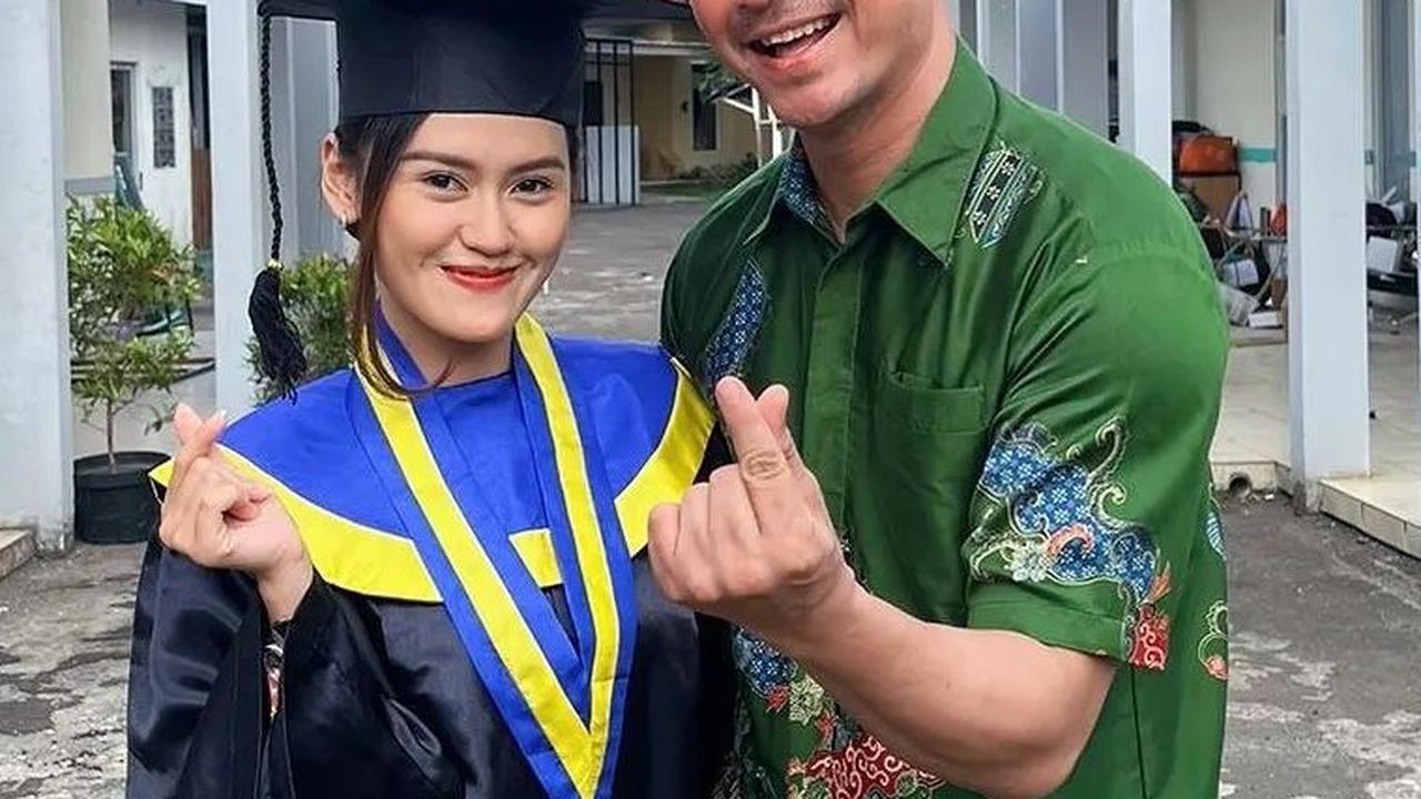 Deriska Almira adalah anak bungsu dari tiga bersaudara dari pasangan Arya Wiguna dan Dewi Almira. Saat ini, Deriska sedang menempuh pendidikan di jurusan Ilmu Komunikasi Universitas Komputer Indonesia, angkatan 2021.<br>