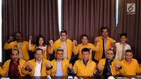 Ketua DPD Hanura Banten dari kubu 'Ambhara', Eli Mulyadi bersama pengurus lainnya memberi keterangan pers di Jakarta, Jumat (26/1). Dalam keterangannya, 'Ambhara' meminta OSO menyetujui kepengurusan Hanura kembali ke titik nol. (Liputan6.com/JohanTallo)