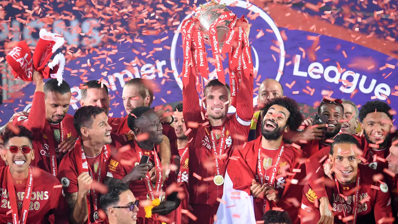 Liverpool Resmi Angkat Trofi Juara Premier League 2019-2020