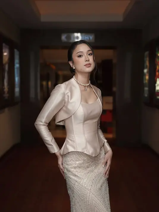 Bersiluet kebaya, Yasmin Napper tampil glam dengan korset dan cropped outer rose gold di premiere film. Dipadu dengan rok mermaid kristal yang feminin [@yasminnapper]