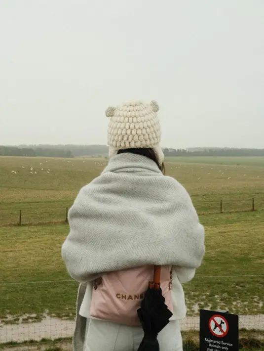 Terlihat kontras, Azizah gendong tas Chanel 22 pink seharga Rp90jutaan sebagai gantungan payung [@azizahsalsha_]