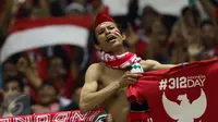 Suporter berteriak sambil membentangkan kaos jelang menyaksikan laga Timnas Indonesia melawan Vietnam pada semifinal pertama Piala AFF 2016 di Stadion Pakansari, Bogor, Sabtu (3/12). Indonesia unggul 2-1 atas Vietnam. (Liputan6.com/Helmi Fithriansyah)