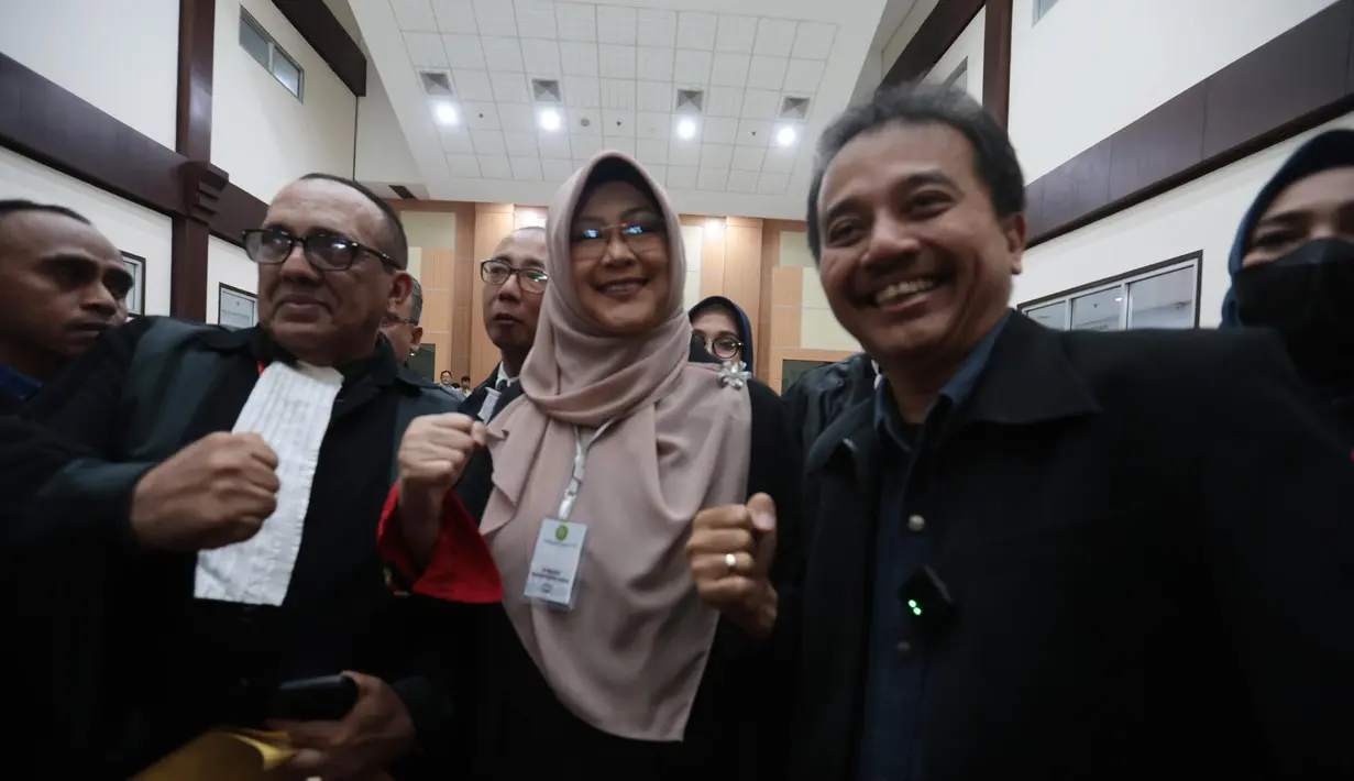 dr Tifauzia Tyassuma atau dikenal dokter Tifa bersama Roy Suryo usai mengikuti sidang pembacaan dakwaan perkara dugaan pencemaran nama baik terkait tudingan ijazah palsu Presiden ke-7 RI Joko Widodo di Pengadilan Negeri Jakarta Timur, Kamis (02/07/2026), (Kapanlagi.com/ Budy Santoso)
