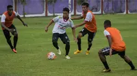 Gelandang Bali United, M Taufiq, berebut bola dengan Fadil Sausu saat latihan jelang laga Piala Presiden 2017 melawan Barito Putera di Lapangan Banteng, Bali, Kamis (16/2/2017). (Bola.com/Vitalis Yogi Trisna)