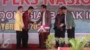 Presiden Jokowi usai memukul tifa menandai acara puncak Hari Pers Nasional (HPN) 2017 di Ambon, Maluku, Kamis (9/2). Dalam kesempatan ini, Jokowi mengucapkan selamat merayakan HPN kepada seluruh insan pers se tanah air. (Liputan6.com/Faizal Fanani)
