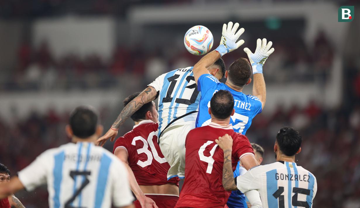 <p>Penjaga gawang&nbsp;Timnas Argentina,&nbsp;Emiliano Martinez (tengah) berhasil menghalau bola&nbsp;dalam pertandingan FIFA Matchday 2023 di Stadion Utama Gelora Bung Karno, Jakarta, Senin (19/6/2023). (Bola.com/Bagaskara Lazuardi)</p>