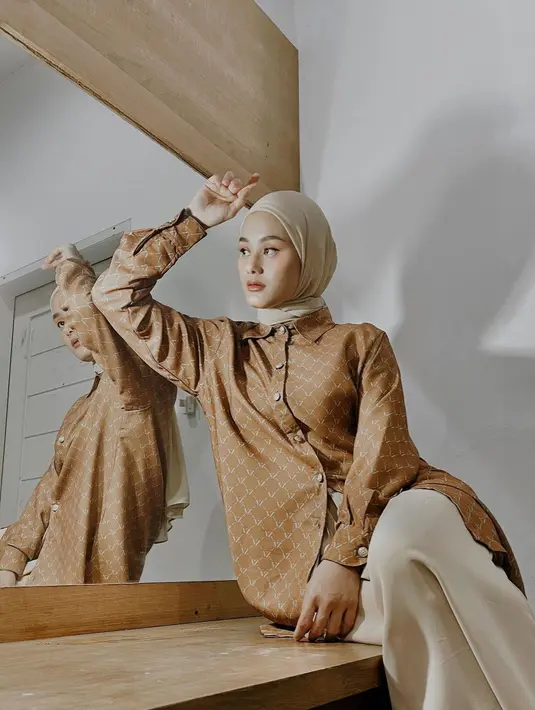 Kerap mengenakan gaya hijab pashmina, kesan modern minimalis tercipta dari gaya hijab yang satu ini.