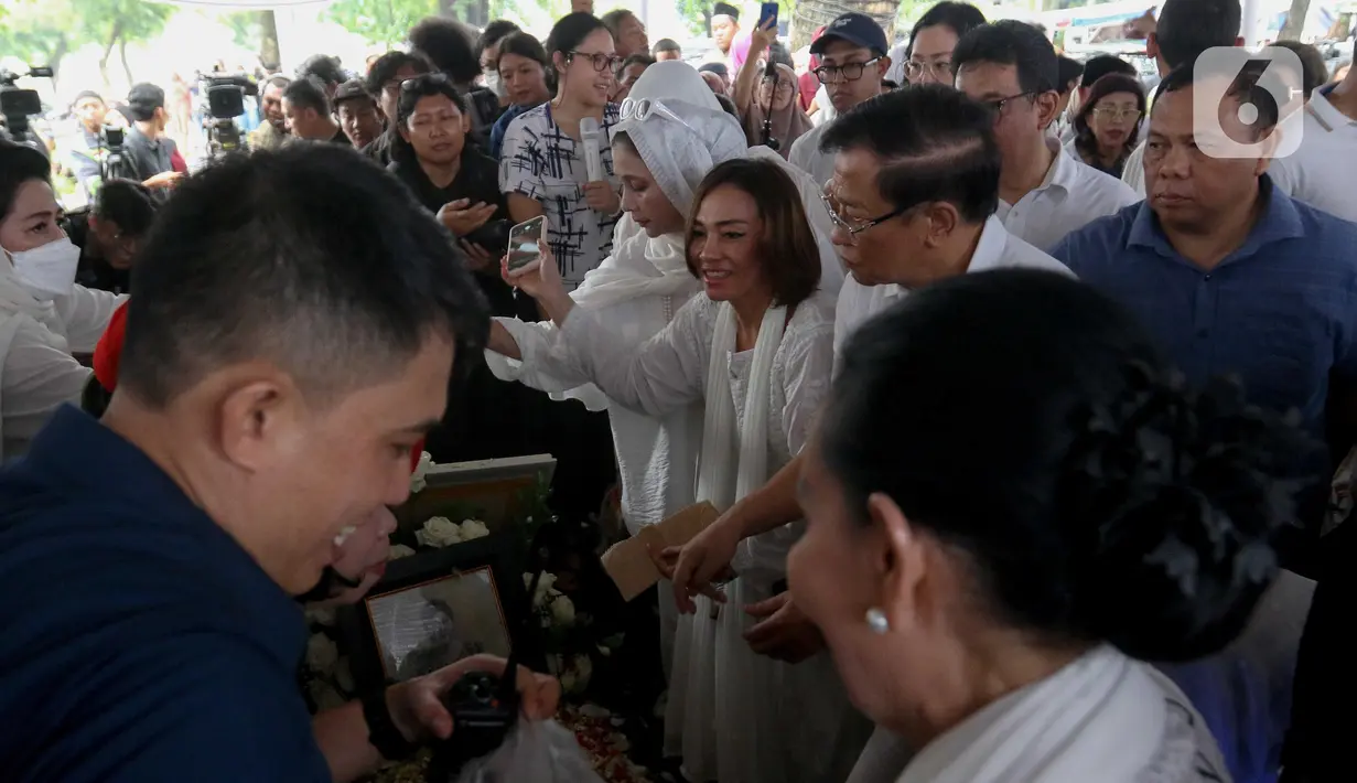Prosesi pemakaman penyanyi dan artis legendaris Titiek Puspa dihadiri keluarga hingga rekan-rekan seniman yang memberikan penghormatan terakhir kepada sang aktor senior. (Liputan6.com/Herman Zakharia)