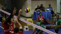 Pemain Jakarta Pertamina Energi (merah) mencoba memblok smes pemain Surabaya Bhayangkara Samator pada seri pembuka kompetisi bola voli Proliga 2017 di GOR Ken Arok, Malang, Sabtu (28/1/2017). (Rana Adwa)