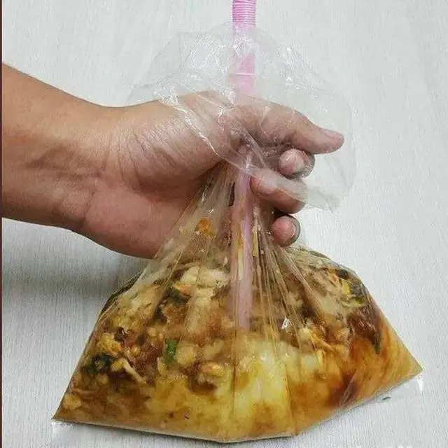 7 Potret Cara Absurd Makan Langsung dari Wadah Plastik Ini Kocak