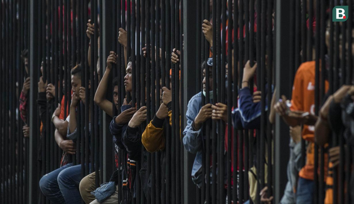 Suporter Persija Jakarta, The Jakmania, berusaha masuk ke dalam stadion jelang final Piala Presiden di sekitar SUGBK, Jakarta, Sabtu (17/2/2018). Persija akan menghadapi Bali United. (Bola.com/Vitalis Yogi Trisna)