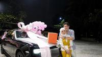 Lesti dan Rizky Billar berpose di depan Rolls-Royce (Instagram/@rizkybillar)