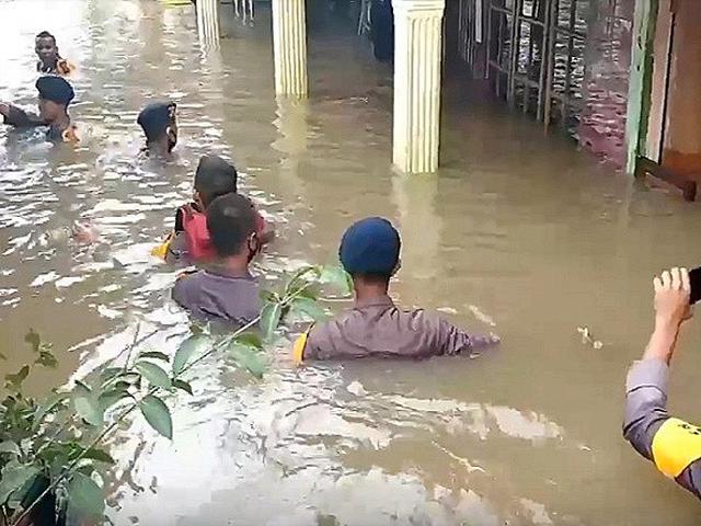 Hujan Deras Sebabkan Sungai Bangkatan Binjai Meluap Ratusan Rumah Terendam Banjir Regional Liputan6 Com