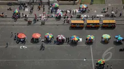 Banyaknya PKL yang mangkal di kawasan Monas membuat tempat wisata itu terlihat berantakan, Jakarta, Rabu (14/5/2015). Mulai Juni Pemprov akan menutup akses masuk bagi PKL Liar. (Liputan6.com/Faizal Fanani)
