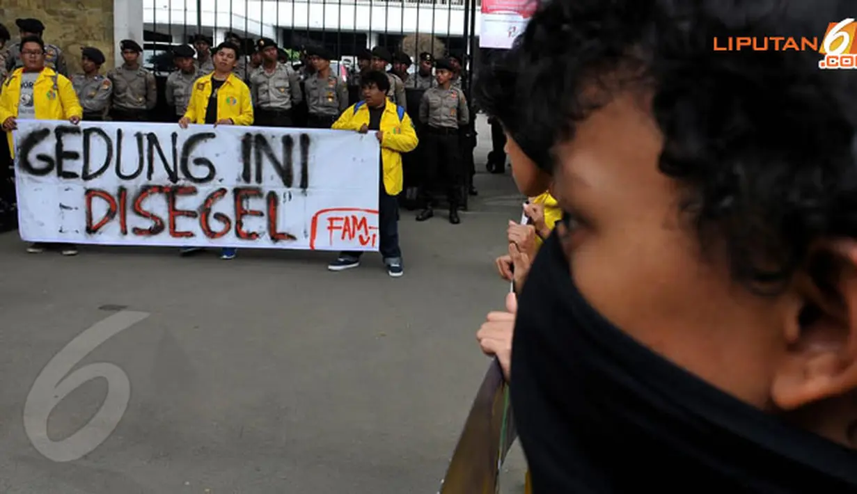 Mahasiswa yang tergabung dalam FAM UI juga menyegel gedung KPU (Liputan6.com/Johan Tallo)