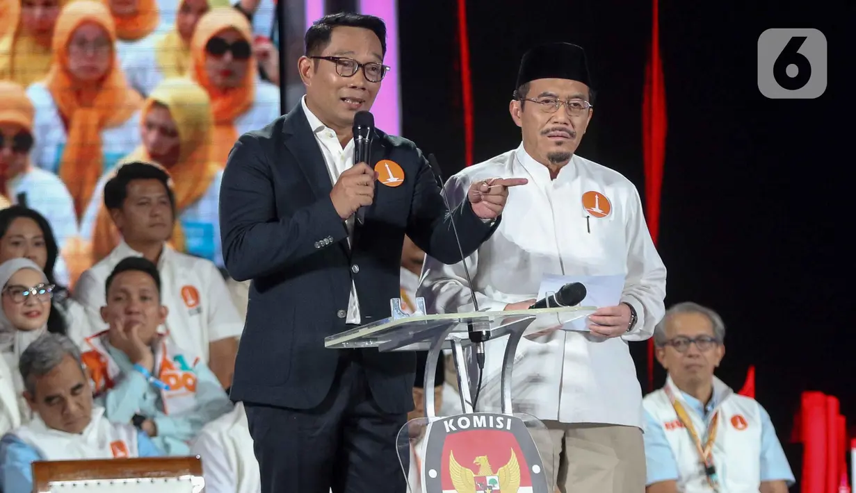 Calon gubernur dan calon wakil gubernur nomor urut 1, Ridwan Kamil-Suswono menyampaikan pandangan pada debat ketiga Pemilihan Kepala Daerah Jakarta 2024 di Golden Ballroom Hotel Sultan Jakarta, Minggu (17/11/2024). (Liputan6.com/Herman Zakharia)