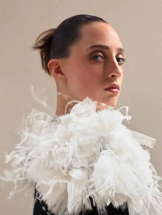 Tak hanya makeup, tatanan rambut pun memperkuat kesan clean dan rapi. Poni disisir sleek ke belakang dan diikat ekor kuda, namun dengan ujung yang ‘di-flip’ ke luar,  memberi nuansa retro 90-an yang kini kembali digemari Gen Z. Tampilannya seperti kombinasi feminin dan bold yang tetap wearable.