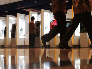 Nasabah melakukan transaksi pengambilan uang rupiah melalui ATM di Jakarta, Senin (15/2/2016). BPS mencatat, nilai tukar Rupiah melemah terhadap tiga mata uang dunia, yaitu Dolar AS, Yen Jepang dan Euro. (Liputan6.com/Angga Yuniar) 