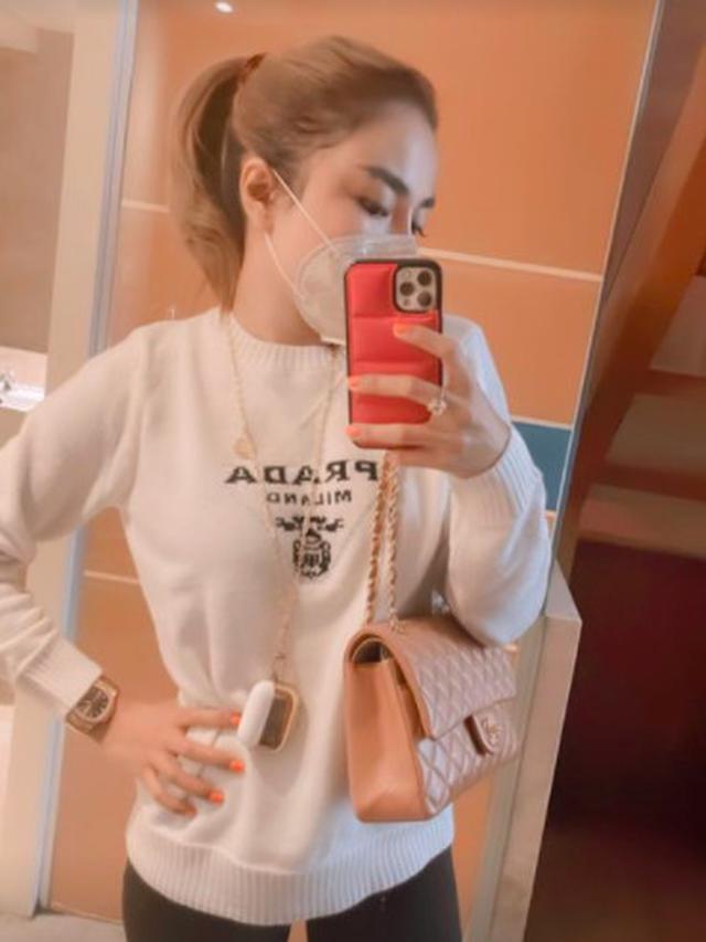 6 Potret Medina Zein Pamer Foto Lepas Hijab, Panen Cibiran Warganet