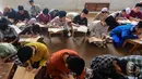 Setelah program ini selesai, para santri dijadwalkan pulang ke kampung halaman untuk merayakan Idulfitri bersama keluarga. Tampak dalam foto, para santri saat mengikuti kegiatan belajar mengajar kajian kitab kuning Ayyuhal Walad di Pondok Pesantren (Ponpes) Sirajussa’ Adah di Limo, Depok, Jawa Barat, Kamis (26/2/2026). (merdeka.com/Arie Basuki)