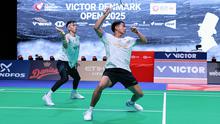 Ganda putra Indonesia Muhammad Rian Ardianto/Rahmat Hidayat andalan Malaysia yang merupakan unggulan kedua Aaron Chia/Soh Wooi Yik pada babak 32 besar Denmark Open 2025. Rian/Rahmat menang&nbsp;21-17 dan 21-13 di Jyske Bank Arena, Rabu (15/10).&nbsp;(foto: PBSI)