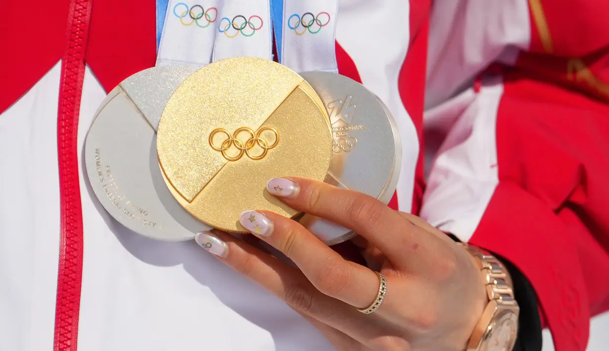 Hal itu menjadikannya menjadi atlet freestyle skier paling berprestasi dalam sejarah Olimpiade musim dingin. Eileen Gu tercatat telah mengoleksi enam medali dengan rincian tiga emas dan tiga perak sejauh ini. Ia juga melampaui rekor sebelumnya milik bintang moguls Kanada, Mikael Kingsbury. (AP Photo/Lindsey Wasson)