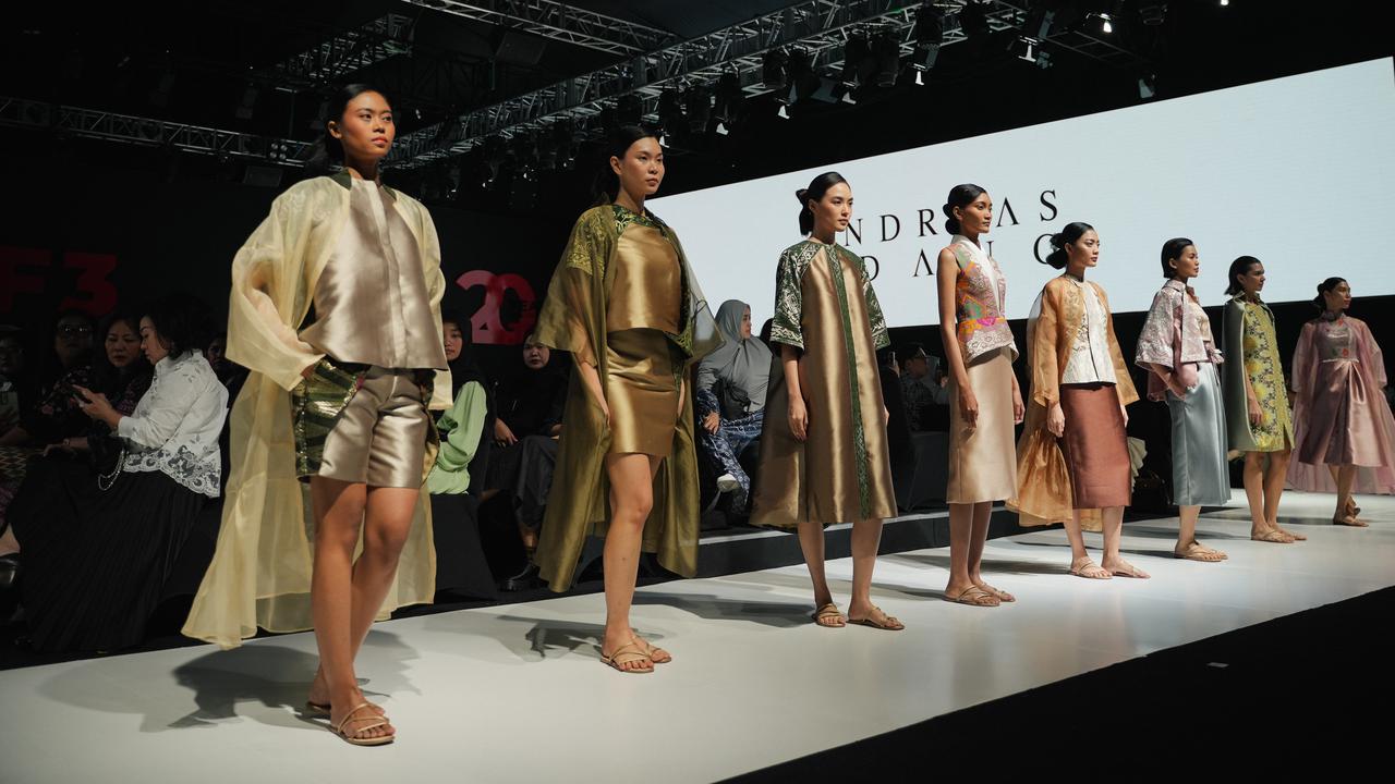 Gelaran Aneka Rupa Tafsiran Mode pada Jalinan Lungsi Pakan 2024, Hadirkan Keragaman Tenun Khas Indonesia