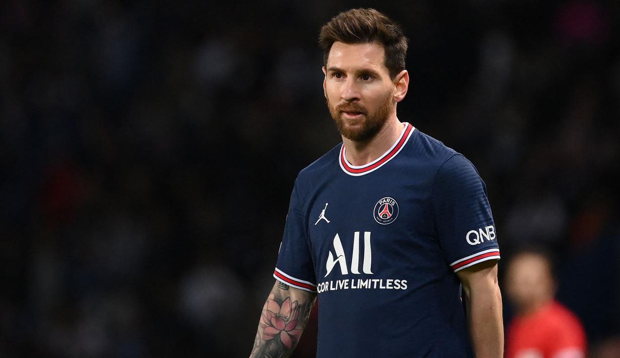 Lionel Messi telah menjadi pencetak gol paling produktif, namun belum terlihat di klub barunya, PSG. Mauricio Pochettino memiliki masalah di PSG jika Messi, Neymar, dan Mbappe dimainkan secara bersamaan. Mereka bisa dikatakan 'menumpang' saat tim menerapkan strategi bertahan. (AFP/Franck Fife)