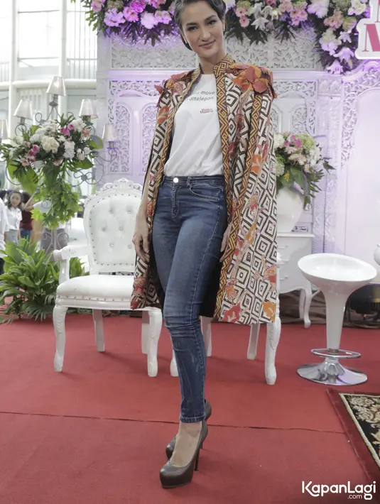 Senyum manis Atiqah Hasiholan saat difoto dengan background acara penikahan di screening Film Mantan Manten. Atiqah dengan bangganya menggunakan batik, karena pada filmnya sendiri juga kental dibahas tentang budaya indonesia (KapanLagi.com/Muhammad Akrom Sukarya)