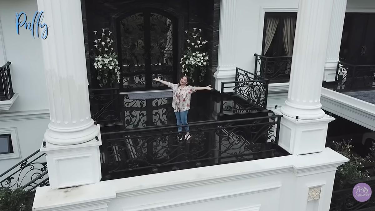 Intip Kemegahan Potret Pagar dan Taman Rumah Prilly Latuconsina, Klasik dan Asri