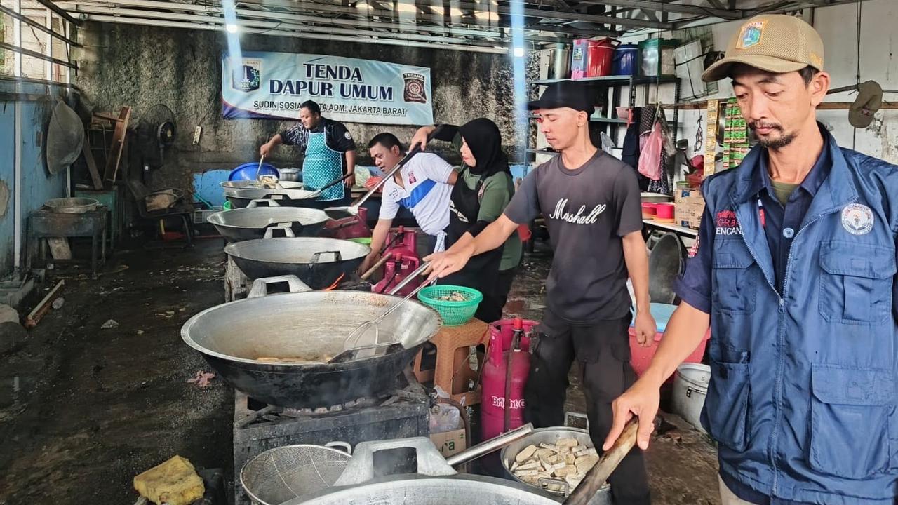 Jakarta Banjir, Kemensos Dirikan Dapur Umum Sajikan 12.360 Box Makanan Per-Hari