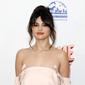 Aktris Selena Gomez berpose saat menghadiri Hollywood Beauty Awards 2020 di The Taglyan Complex di Los Angeles, California (6/2/2020). Selena Gomez tampil dengan sepatu hak tinggi langit perak dan beberapa cincin di jarinya. (AFP Photo/Tibrina Hobson)