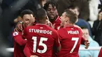 Striker Liverpool Divock Origi (kedua kanan) berselebrasi dengan rekan-rekannya usai mencetak gol ke gawang Newcastle United pada pertandingan lanjutan Liga Inggris di St James 'Park (4/5/2019). Gol Origi menjadi penentu kemenangan Liverpool atas Newcastle dengan skor 3-2. (Reuters/Scott Heppell)