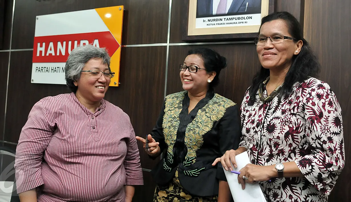 Ki-ka: Koordinator JalaPRT, Lita Anggraini, Bendahara F-Partai Hanura, Miriyam S Haryani dan Ketua Komisi Nasional Anti Kekerasan Terhadap Perempuan, Azriana berbincang usai diskusi di F-Partai Hanura, Jakarta, Senin (29/2/2016).(Liputan6.com/Johan Tallo)