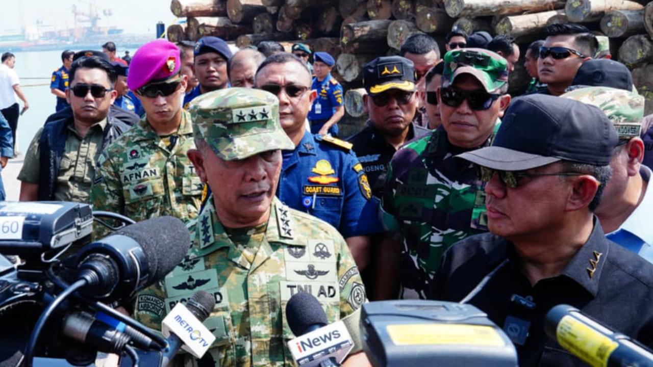 Kasum TNI Tinjau Satgas PKH Sita 4.610 Kubik Kayu Ilegal Mentawai, Negara Rugi Rp239 Miliar