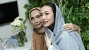 Penyanyi Rinni Wulandari bersama ibunya berpose saat  jumpa pers seusai menggelar pengajian dalam perayaan hari ulang tahun dan menjelang pernikahan di kawasan Cireundeu, Tangerang Selatan, Jumat (28/4). (Liputan6.com/Herman Zakharia)